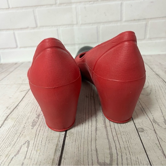 Crocs Cap Toe Wedge Heel Red Black Wedges Women Size 9 - Picture 5 of 8